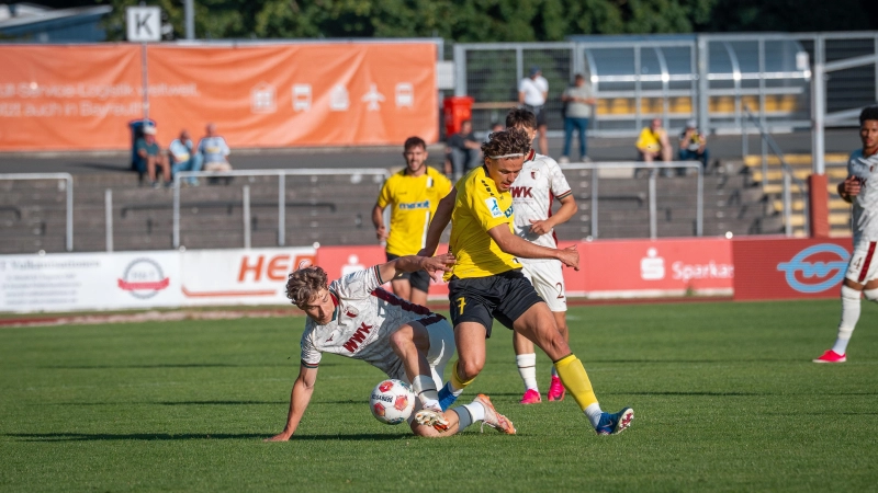 Marlon Fries (am Ball), Vorlagengeber zum 2:0, war ein Sinnbild für die gute kämpferische Bayreuther Leistung beim 3:0-Sieg gegen die Bundesligareserve des FC Augsburg. (Foto: SpVgg Bayreuth/Simon Helfensdörfer)
