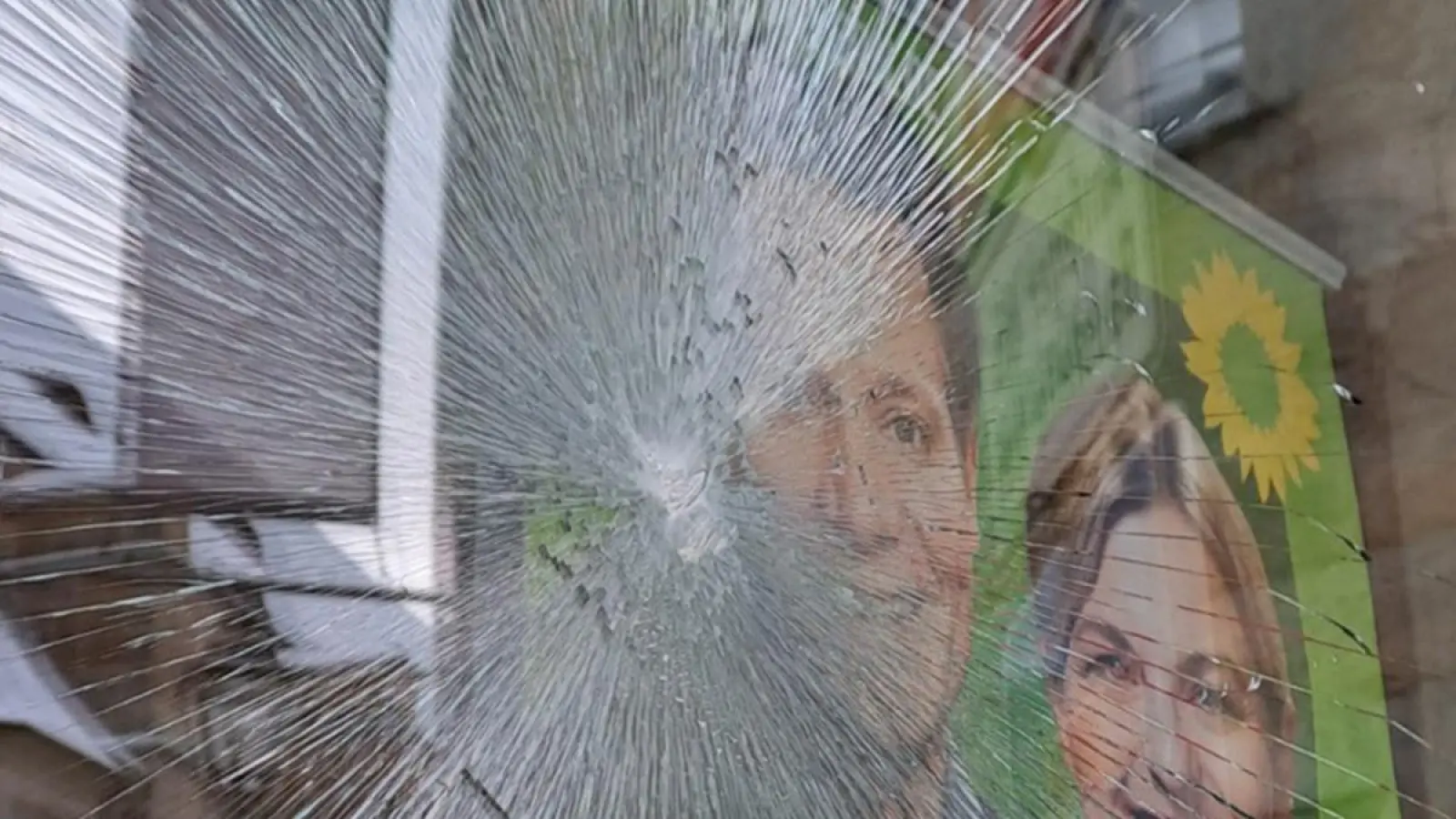 Das zerstörte Fenster des Abgeordnetenbüros von Tim Pargent in Bayreuth. (Foto: Abgeordnetenbüro Pargent/Mirjam Körner)