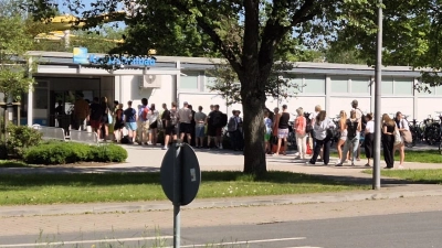 Erster Badetag am 13. Mai: Die Kreuzer-Besucher stehen Schlange. (Foto: Preiss)