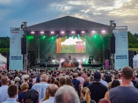 Melissa Naschenweng hat am Sonntagabend für ausgelassene Stimmung auf der Bayreuther Seebühne gesorgt. (Foto: sd)