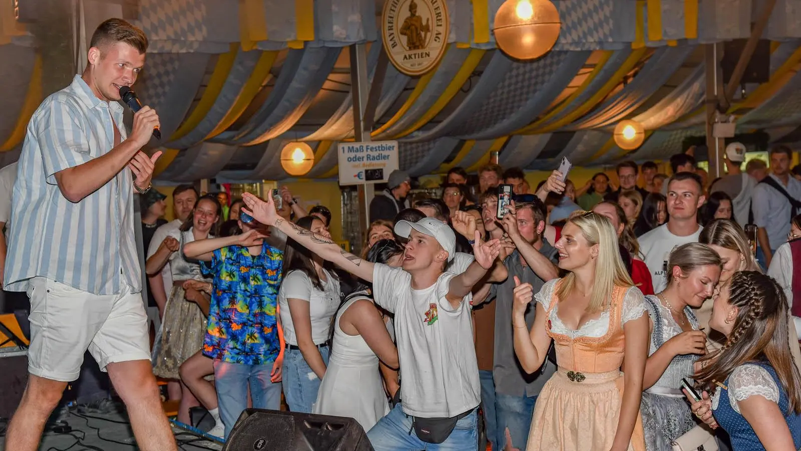 Mallorca-Star Julian Sommer auf dem Bayreuther Volksfest (Foto: Dörfler)