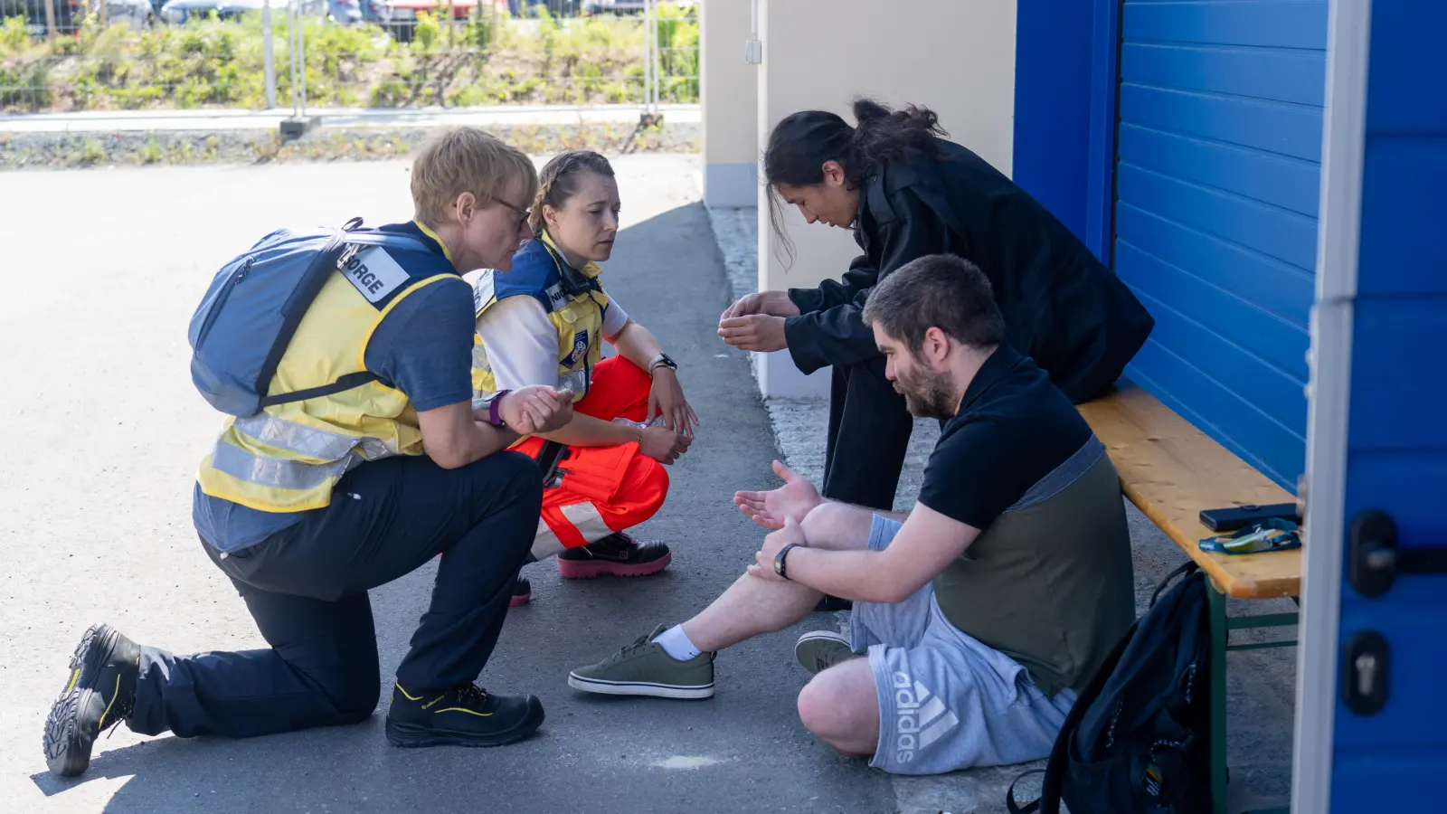 Eine typische Betreuungssituation: Zwei Mitglieder der PSNV sprechen mit zwei Betroffenen.  (Foto: BRK Bayreuth )