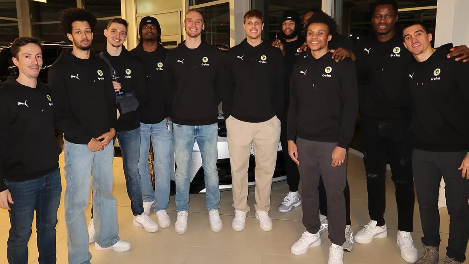 Das ProA-Team mit Assistant Coach Hanot Zabaleta Carro (l.) (Foto: W. Munzert)