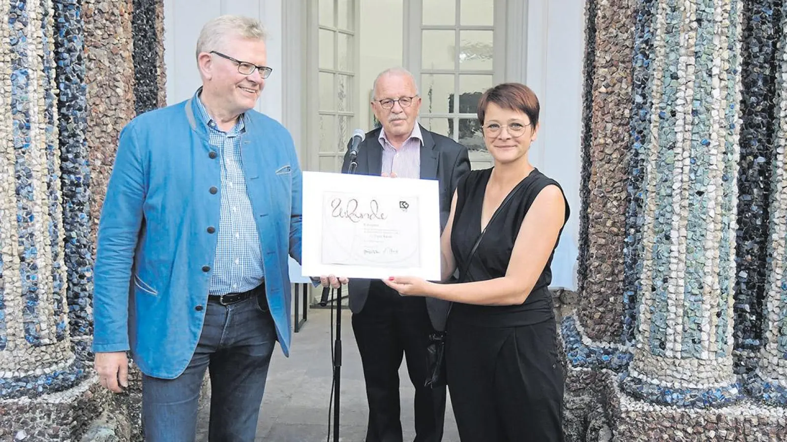 V.l.: OB Thomas Ebersberger, Hans-Hubertus Esser und Preisträgerin Lucie Kazda. (Foto: Munzert)