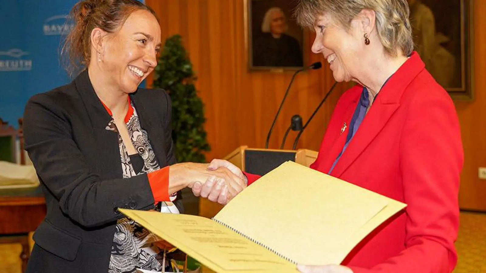 Verleihung des Goldenen Ehrenrings an Anne Haug (Foto: Stefan Dörfler)