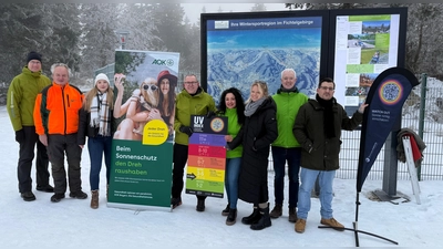 Michael Schreier (Bürgermeister Bischofsgrün), Martin Hertel (Bayerische Staatsforsten), Katrin Kürzdörfer (Geschäftsstellenleitung Gesundheitsregionplus ), Stephan Unglaub (anwesend als Stellvertreter des Landrats), Nazmiye Önal (AOK), Carina Jung (Arbeitsgemeinschaft Dermatologische Prävention – ADP), Marko Ahrens (AOK) und Thomas Helminger (Fachbereich Gesundheitswesen am Landratsamt Bayreuth) machen auf dem Ochsenkopf-Gipfel auf das Präventionsprojekt WATCH OUT aufmerksam. (Foto: Landratsamt Bayreuth)