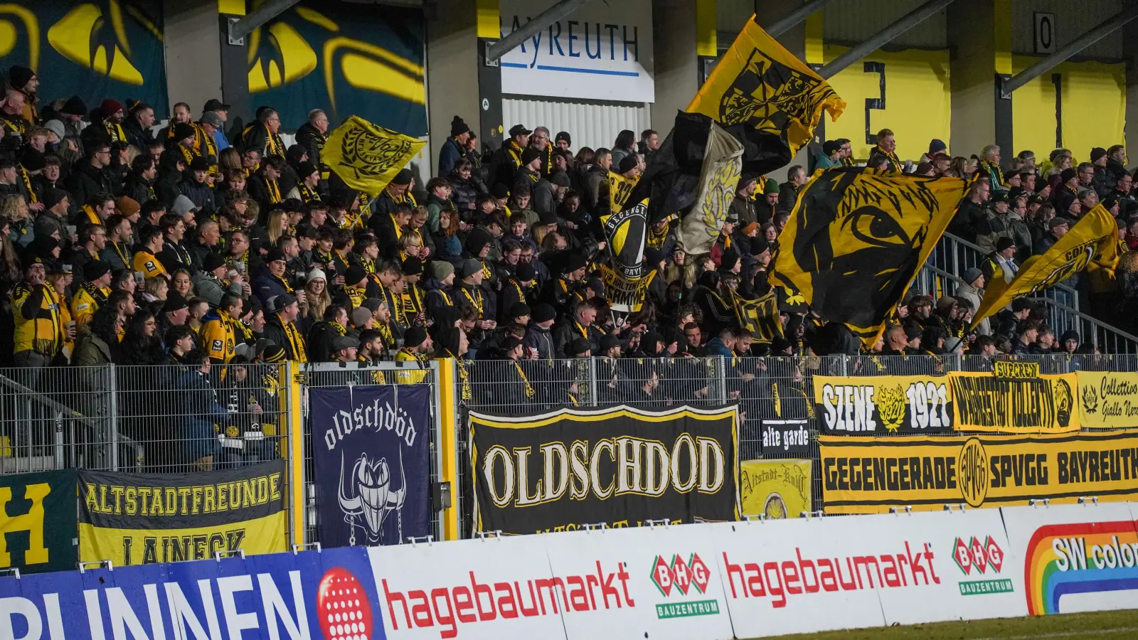Wer die tolle Stimmung auf dem „Biest” (Bild) oder den sonstigen Bereichen des Hans-Walter-Wild-Stadions bei sämtlichen Heimspielen der Altstadt in der kommenden Saison erleben will, sollte sich unbedingt eine Dauerkarte sichern. (Foto: Archiv/Stefan Dörfler)