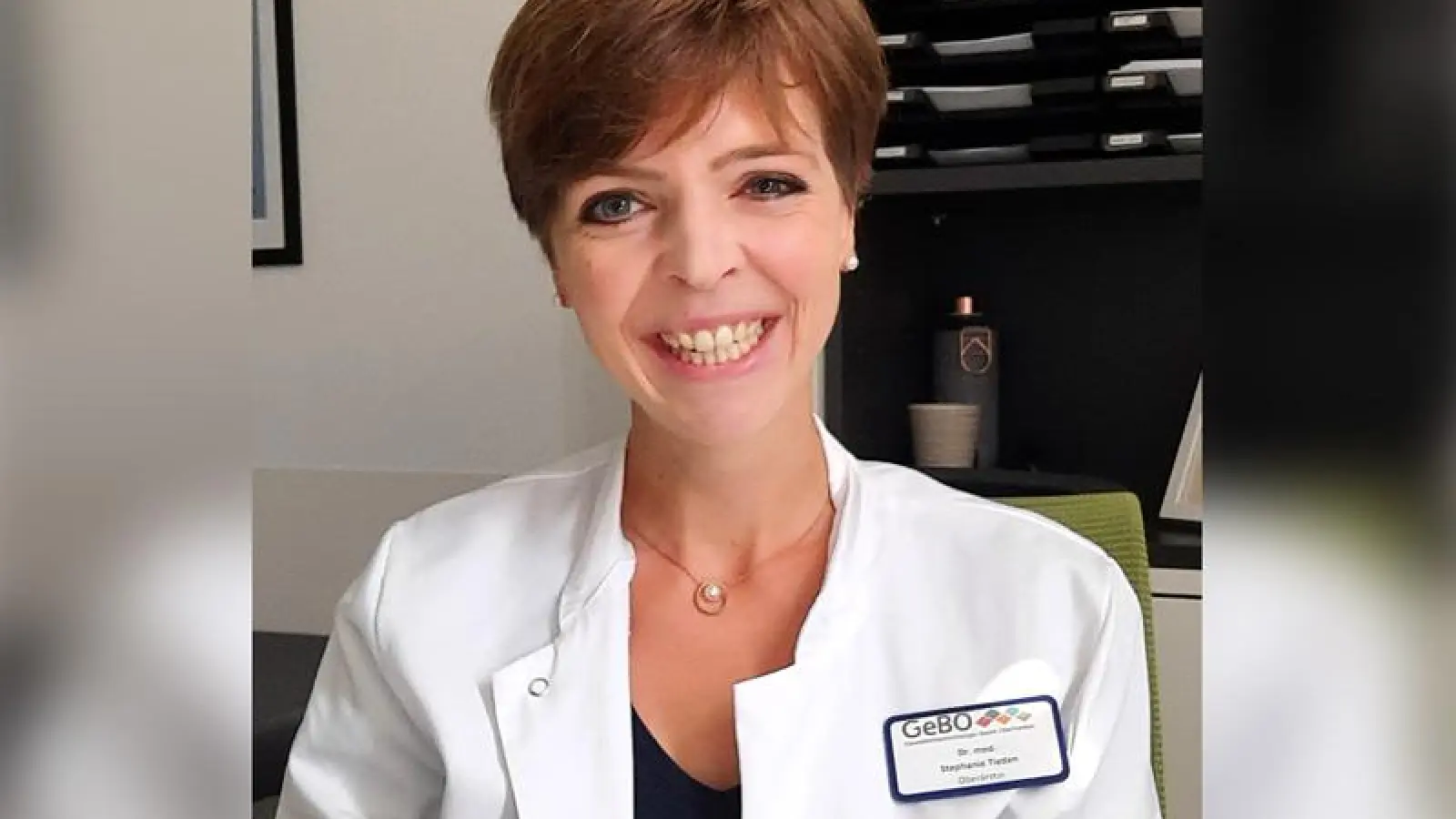 Stabübergabe bei TAFF: Reinhart Michalke (l.) übergibt den Taktstock an die neue Vorsitzende Regina Ehm-Klier (r.). Die weitere Führungsmannschaft (weiter von links): Eva Büchl und Maria Lampl, zweite bzw. erste stellvertretende Vorsitzende, und Beisitzer Michael Kolb. Krankheitsbedingt war Martin Scholti nicht anwesend. Er wurde als Beisitzer wiedergewählt. (Foto: inBayreuth.de)