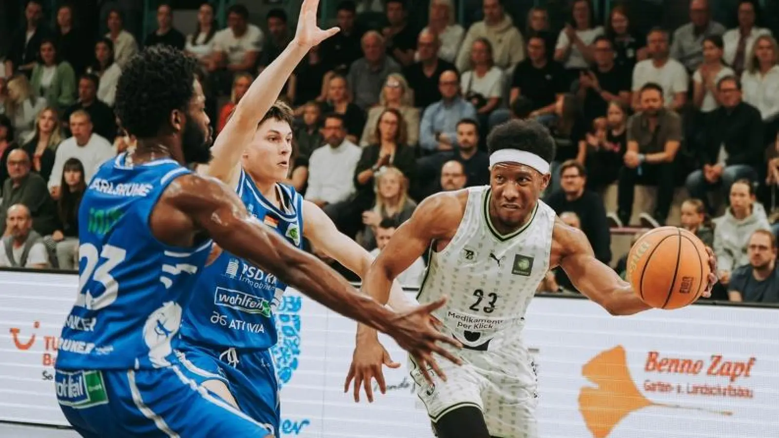 KeVaughn Allen (am Ball) war mit elf Assists einer der zentral wichtigen Akteure beim Sieg des BBC. (Foto: Thorsten Ochs)