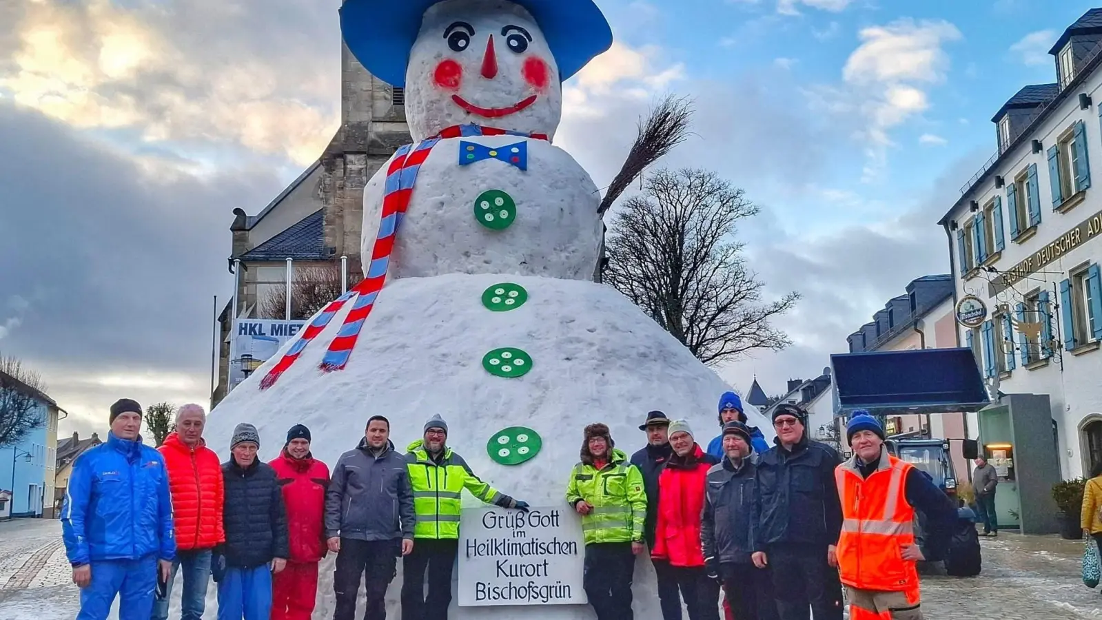 Die fleißigen Schneemannbauer vor ihrem Werk. Foto: Gemeinde Bischofsgrün (Foto: uf)