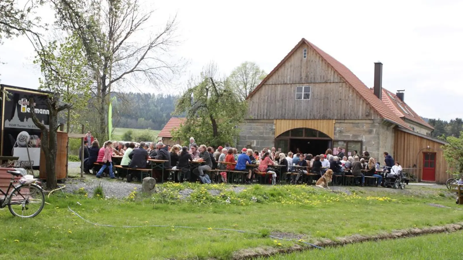 Beliebtes Maifest im Landkreis Kulmbach: Maibowle und hausgemachte Kuchen warten (Foto: Monika Kober)