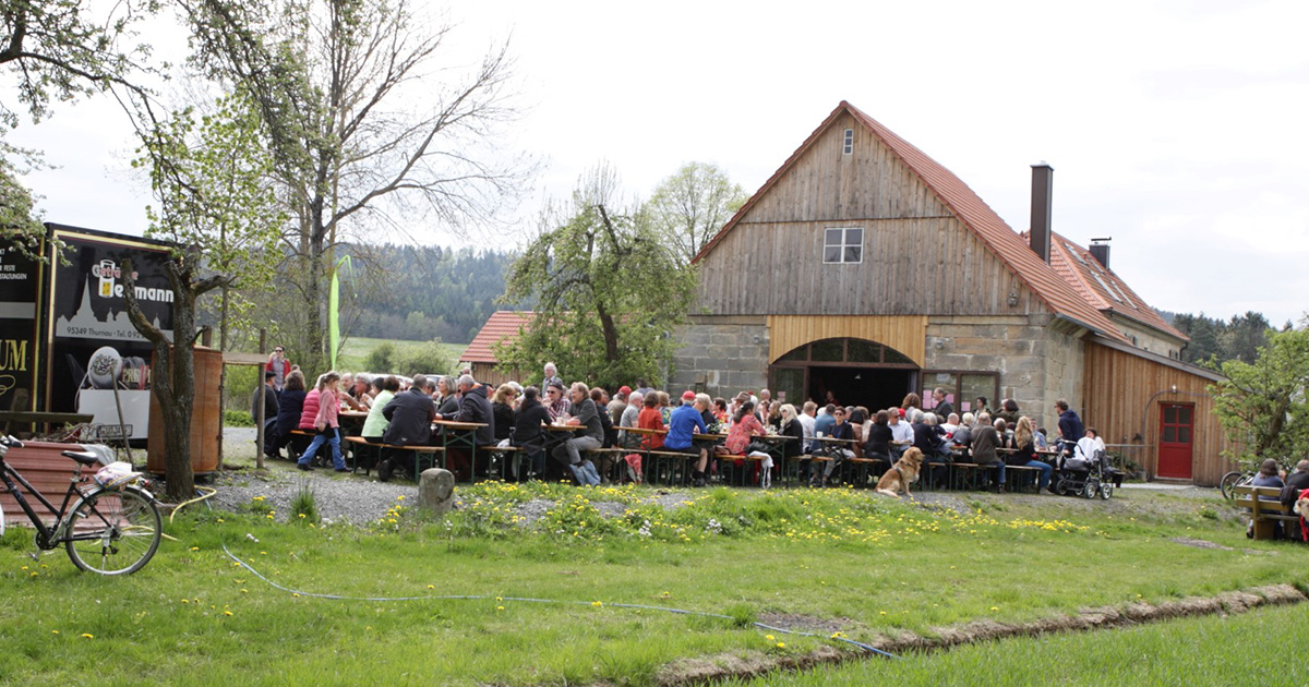 Beliebtes Maifest im Landkreis Kulmbach: Maibowle und hausgemachte ...
