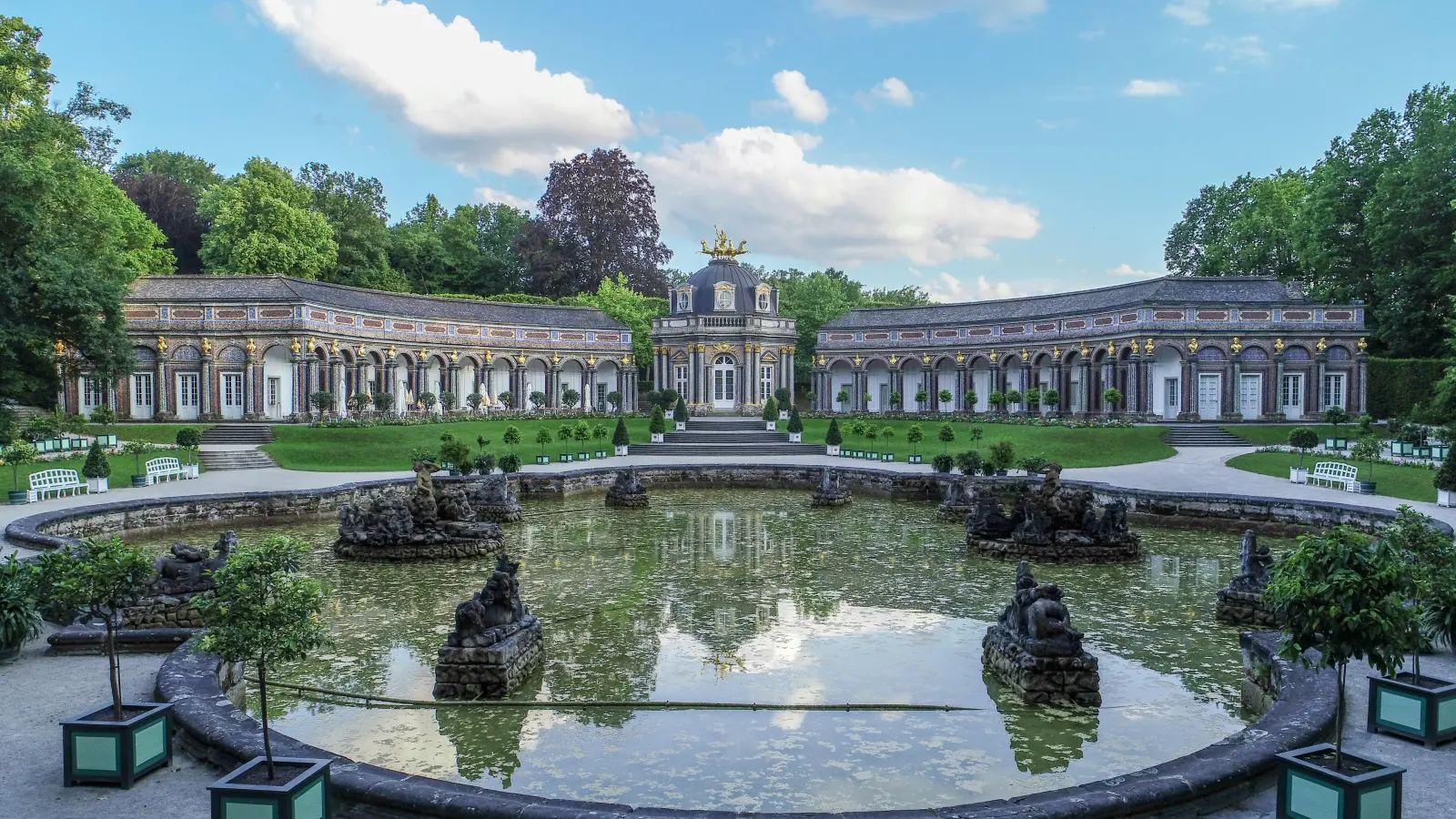 Prachtvolle Wasserspiele, künstliche Ruinen, Grotten und imposante Schlossanlagen - das alles können Besucher in der Eremitage erkunden.  (Foto: sd)