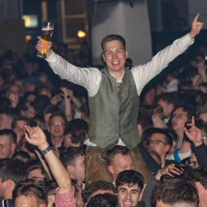 Ausgelassene Stimmung beim gestrigen Auftakt des Maisel Weissbierfestes.  (Foto: sd)
