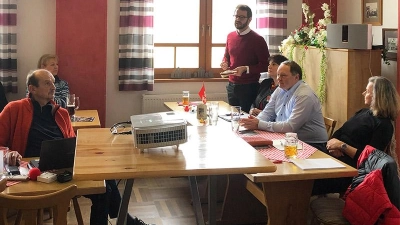 SPD-OB Kandidat Andreas Zippel (links stehend), OV-Vorsitzende Valentina Dumitru, Fraktionsvorsitzender Thomas Bauske und 3. Bürgermeisterin Beate Kuhn stellen sich den Fragen der Bürger zum Altstadtbad (Foto: Peter Kuhn)