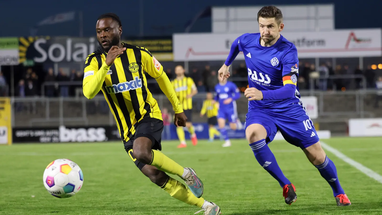 Das Duell der Zehner ging klar an Aschaffenburgs Benjamin Baier (rechts). Der spielte in der Zentrale umsichtig und lenkte das Spiel, Bayreuths Josué Mbila (links) musste das Spielfeld in der 77. Minute vorzeitig verlassen. (Foto: Bayerischer Fußballverband)