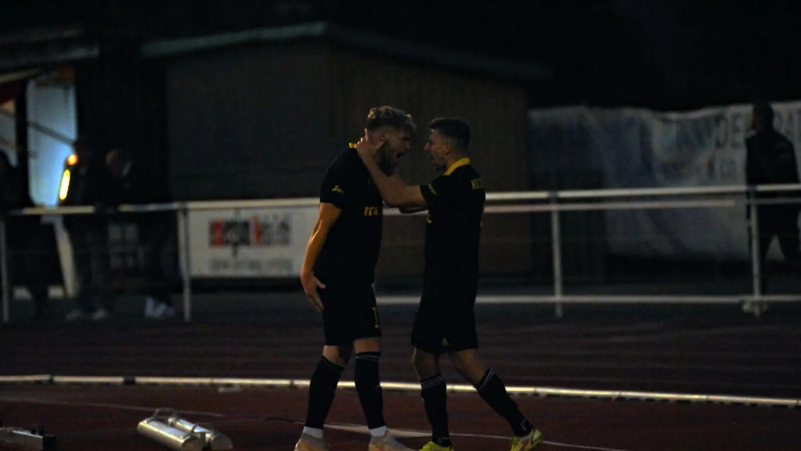 Der überragende Alexander Nollenberger feiert Stefan Maderer für seinen Führungstreffer. (Foto: Andi Bär)