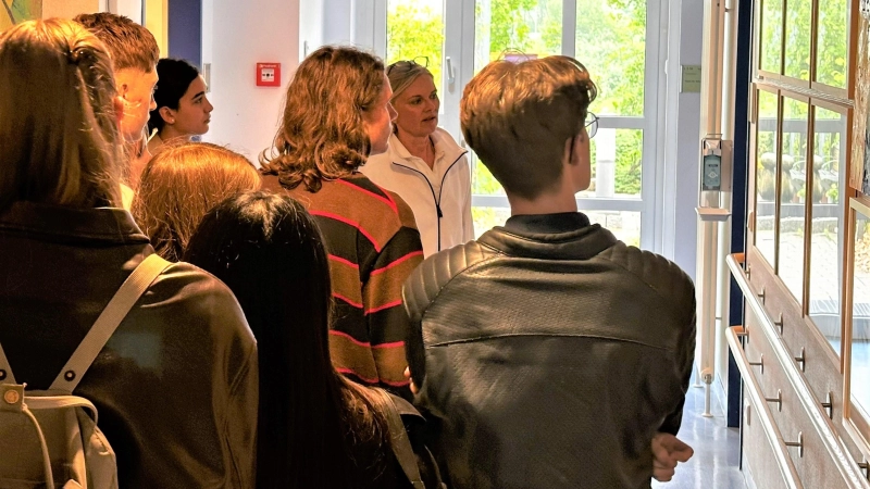 Schülerinnen und Schüler des Gymnasium Christian Ernestinum besuchen im Rahmen des Projekts Lebenswert(e) die Palliativstation. <br> (Foto: red )