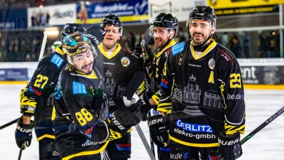 Eine tolle Teamleistung zeigten die onesto Tigers beim 6:3-Derbysieg gegen Höchstadt. Rechts der dreifache Torschütze Aidan Brown. (Foto: Dirk Ellmer)