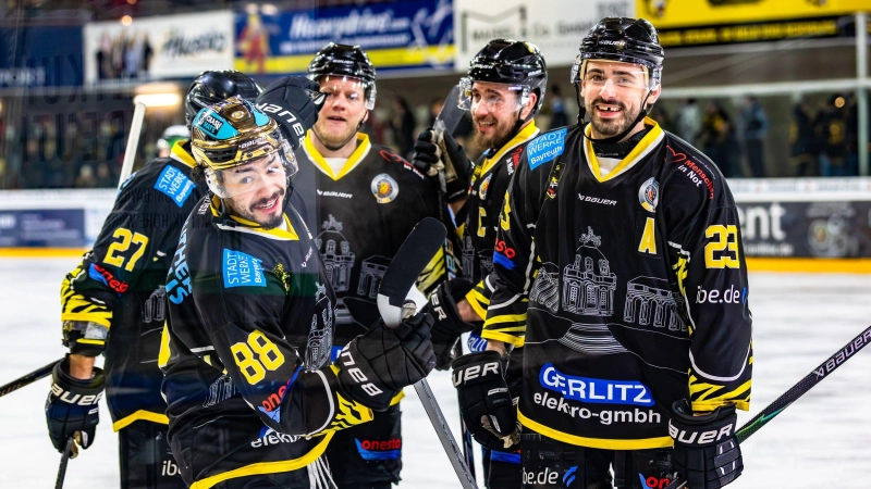 Eine tolle Teamleistung zeigten die onesto Tigers beim 6:3-Derbysieg gegen Höchstadt. Rechts der dreifache Torschütze Aidan Brown. (Foto: Dirk Ellmer)