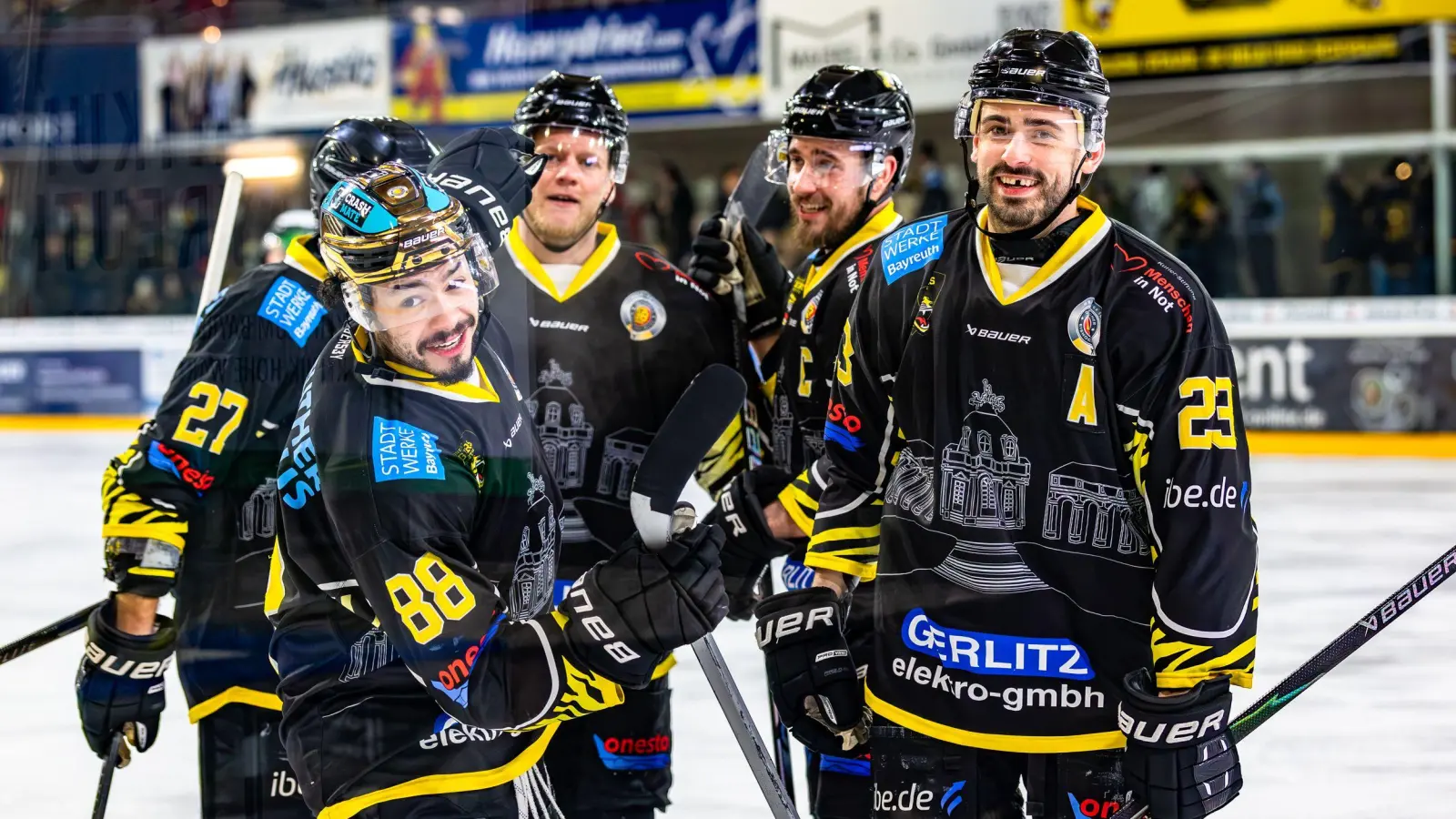Eine tolle Teamleistung zeigten die onesto Tigers beim 6:3-Derbysieg gegen Höchstadt. Rechts der dreifache Torschütze Aidan Brown. (Foto: Dirk Ellmer)