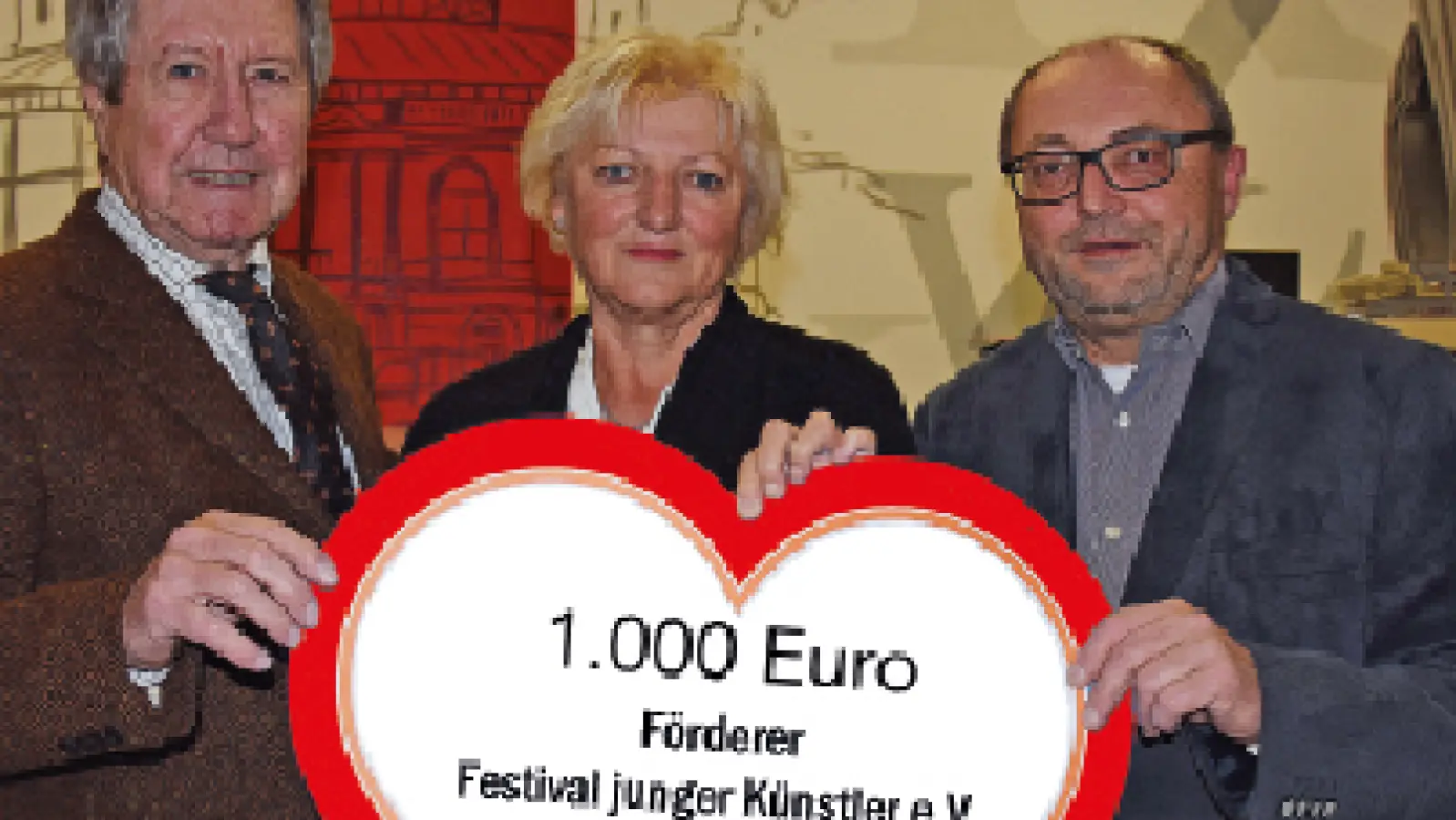 H. Auernheimer (l.) und M. Lützelberger mit G. Munzert bei der Spendenübergabe, / Foto: Schmidt (Foto: inBayreuth.de)