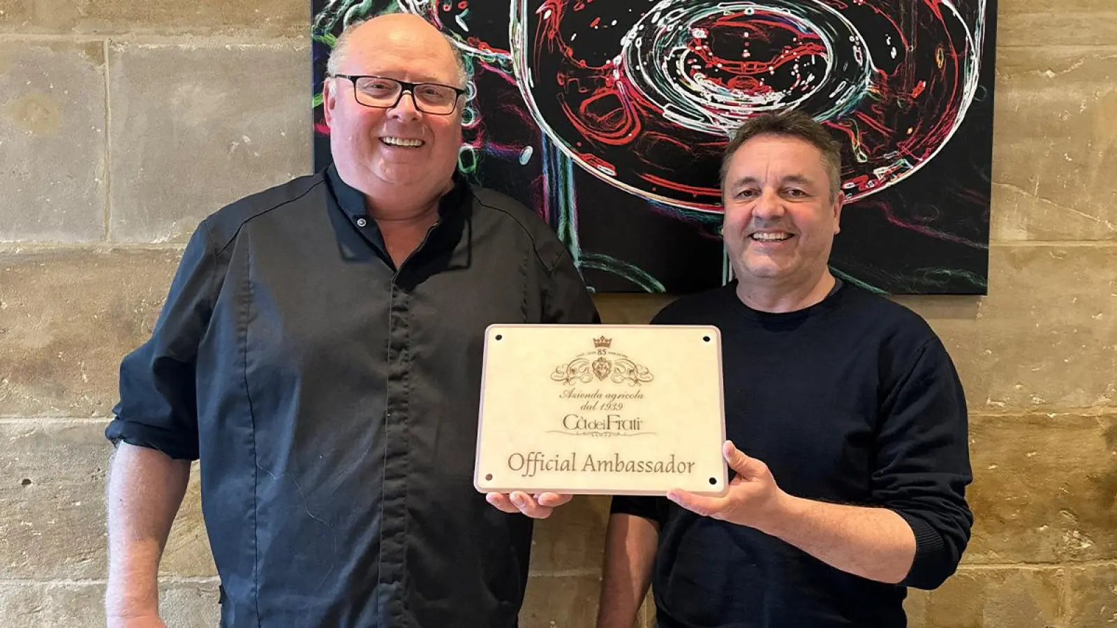 Botschafter für Wein: Thomas Dötzer (li.) nimmt die Plakette von Vinissimo-Repräsentant Bernhard Zeller entgegen. (Foto: red)