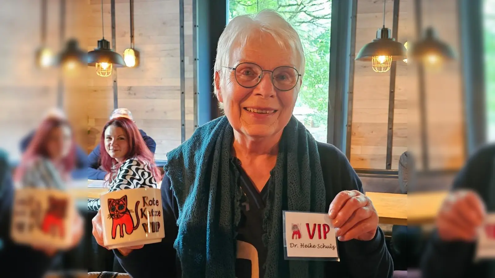 Nach ihrer Verabschiedung verbleibt Frau Dr. Heike Schulz als Ehrenmitglied bei den Roten Katzen. (Foto: Rote Katze eV.)