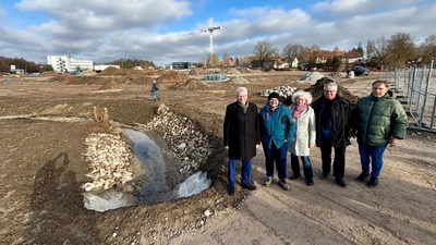 „Wasser marsch“ auf dem Gelände der Tappertaue: Dort hat Oberbürgermeister Thomas Ebersberger (links) am heutigen Dienstag (2. Dezember) gemeinsam mit Baureferentin Urte Kelm (Mitte) und weiteren Verantwortlichen der Stadt über den Stand der Arbeiten an dem Naherholungsgebiet informiert.  (Foto: Stadt Bayreuth )