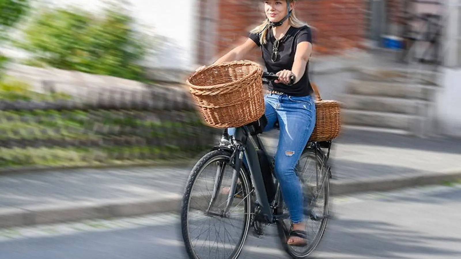 Kräftig in die Pedale zu treten liegt im Trend. Aber nichts spricht dagegen, sich ab und an von einer Tretunterstützung ein bisschen helfen zu lassen. (Foto: HUK-COBURG)