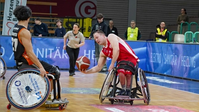 Der Niederländer Mees Hessels (rechts, am Ball im Spiel gegen Hannover United) ist einer von drei mittlerweile feststehenden Abgängen aus dem Rollstuhlbasketball-Team des RSV Bayreuth. (Foto: Archiv/Stefan Dörfler)