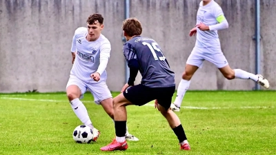 Leon Bucher (links, hier im Trikot des FC Ismaning), läuft künftig für die SpVgg Bayreuth auf. (Foto: fupa/Thomas Ernstberger)