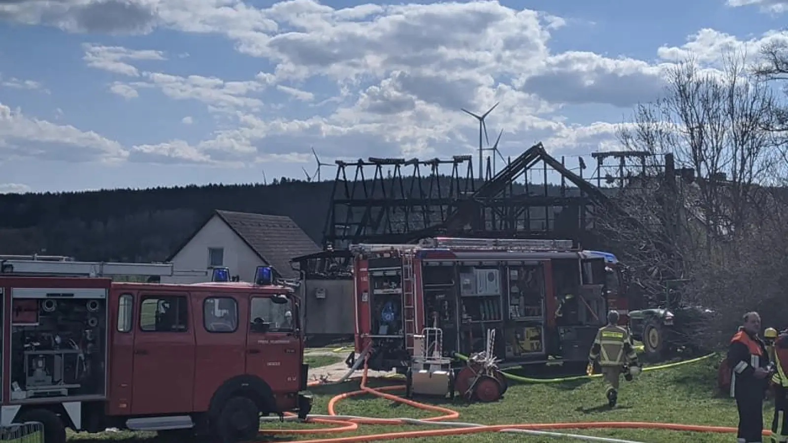Rotes Kreuz in Bayreuth: Löscharbeiten eines Brandes (Foto: facebook.de / BRK Bereitschaft Bayreuth I)