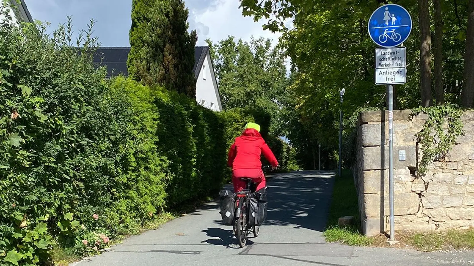 Der Radweg zwischen den Stadtteilen Kreuzstein und Colkdorf könnte bald „Julius-Herz-Weg” heißen. (Foto: Lenkeit)