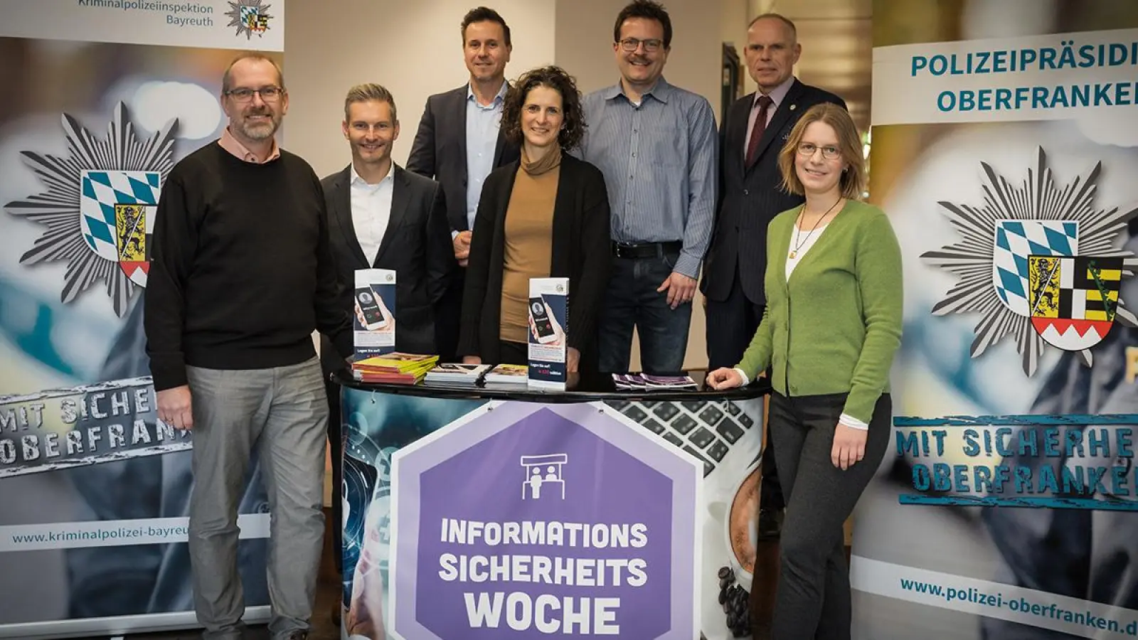 V.l.n.r.: Prof. Dr. Torsten Eymann (CIO der Universität Bayreuth), Kriminaloberkommissar Michael Kaufmann (IT-Ermittler bei der Kriminalpolizei Bayreuth), Erster Kriminalhauptkommissar Markus Hahn (Leiter Kommissariat Cybercrime bei der Kriminalpolizei Bayreuth), Prof. Dr. Susanne Tittlbach (Vizepräsidentin für Digitalisierung, Innovation und Nachhaltigkeit), Ralf Stöber (Informationssicherheitsbeauftragter der Universität Bayreuth), Dr. Andreas Grandel (Leiter ITS der Universität Bayreuth), Dr. Nicole Kaiser (Kanzlerin der Universität Bayreuth) (Foto: Polizei Oberfranken)