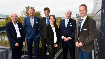 Diskutierten in Bayreuth über Geschäfte in bewegten Zeiten (von links): Werner Döhla, Senior-Berater bei Rausch &amp; Pausch, Jürgen Rittmeyer, der stellvertretende Standortsprecher der KSB in Pegnitz, Professor Dr. Reinhard Meckl, Lehrstuhlinhaber Internationales Management an der Universität Bayreuth, deren Vizepräsidentin Professorin Dr. Nina Nestler, IHK-Präsident Dr. Michael Waasner und Professor Dr. David Stadelmann, Lehrstuhlinhaber für Volkswirtschaft an der Universität Bayreuth. (Foto: Stephan Herbert Fuchs)