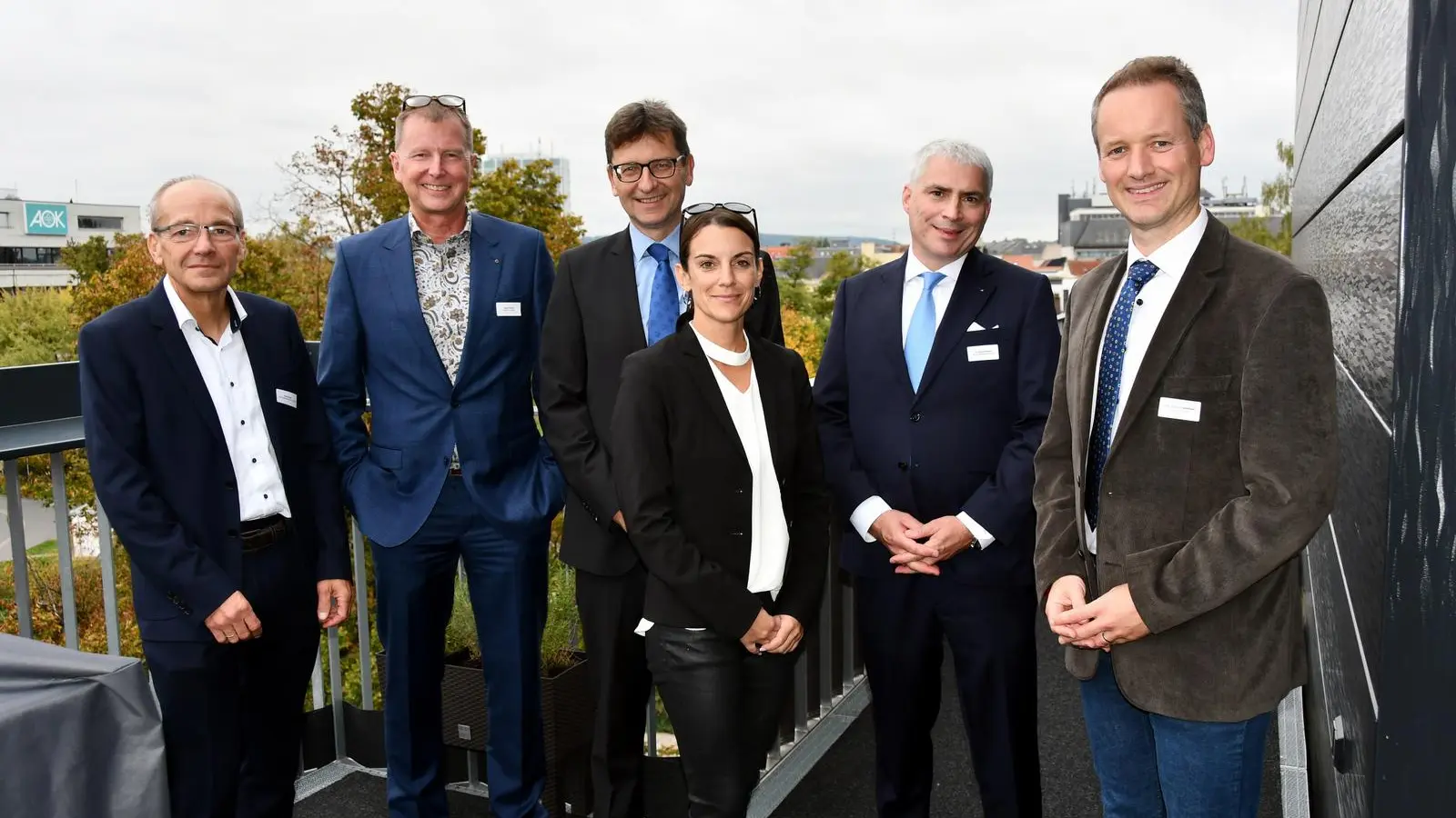 Diskutierten in Bayreuth über Geschäfte in bewegten Zeiten (von links): Werner Döhla, Senior-Berater bei Rausch &amp; Pausch, Jürgen Rittmeyer, der stellvertretende Standortsprecher der KSB in Pegnitz, Professor Dr. Reinhard Meckl, Lehrstuhlinhaber Internationales Management an der Universität Bayreuth, deren Vizepräsidentin Professorin Dr. Nina Nestler, IHK-Präsident Dr. Michael Waasner und Professor Dr. David Stadelmann, Lehrstuhlinhaber für Volkswirtschaft an der Universität Bayreuth. (Foto: Stephan Herbert Fuchs)
