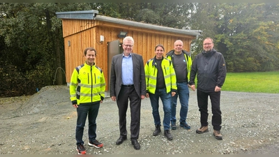 V.l.: Markus Rützel, Geschäftsführer der Stadtwerke, OB Thomas Ebersberger, Bernd Pöhlmann, Oliver Becker und Klaus Markolf.  (Foto: red )