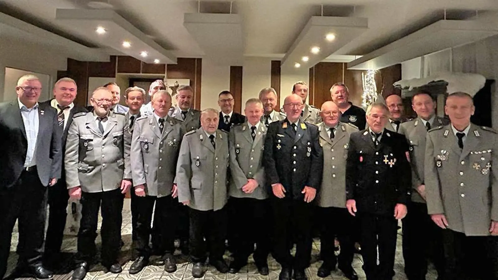 Von links hinten: Dietmar Hemm, Julian Hofmann, Michael Geißler, Gerald Lothes, Klaus Imhof, Alexander Freiberger, Werner Lindner, Markus Geißler, Harald Liedl, Norbert Wagner, Daniel Lothes, vorne links: Robert Fischer, Hans Schleicher, Werner Pfister, Hans Grünwald, Heinz Pfister, Dieter Kneissl, Wolfgang Ducke und die beiden Vorsitzenden Günter Angerer und Rüdiger Goller. (Foto: Redaktion Creußen)