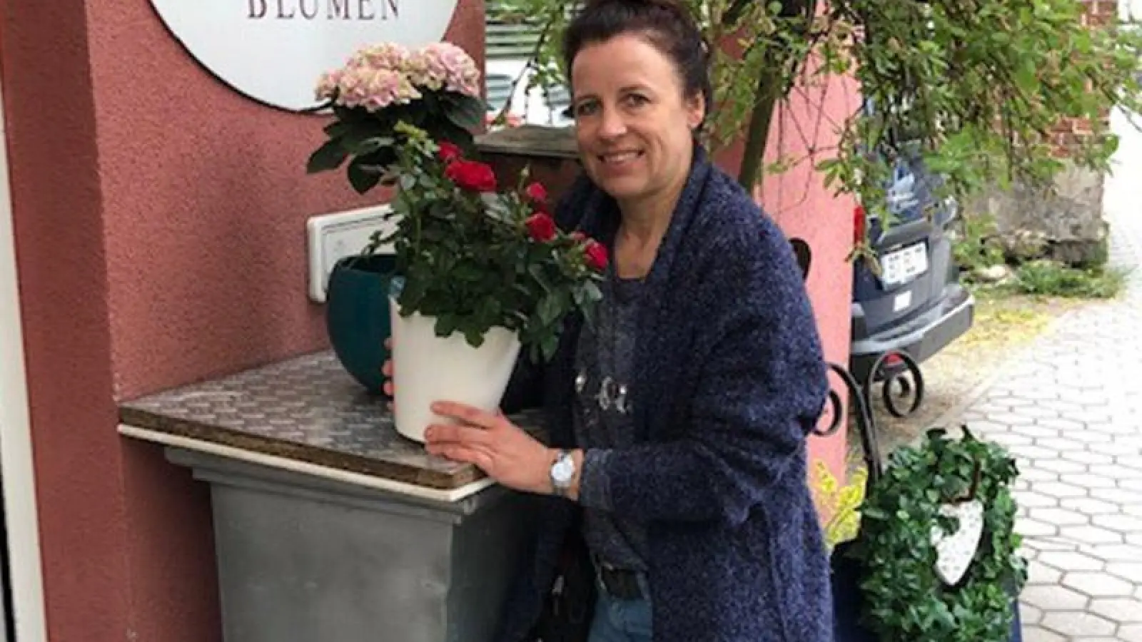 Die Mitarbeiterin Sandra Kotschenreuther ist froh, dass das Geschäft endlich wieder offen hat. (Foto: red)