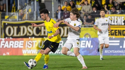 Davide Sekulovic (links, am Ball, hier im Spiel gegen die DJK Vilzing) verwandelte auch in Würzburg einen Foulelfmeter zur 1:0-Führung der Altstadt. (Foto: Dirk Ellmer)
