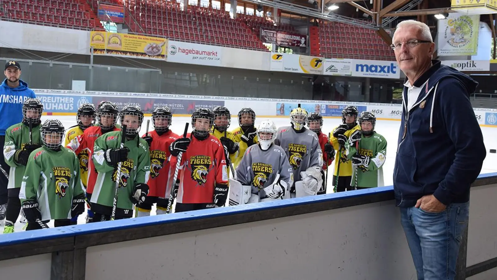 Matthias Wendel, der Geschäftsführer der Bayreuth Tigers (re.) beim Training der U11 des EHC Bayreuth. (Foto: Lenkeit)