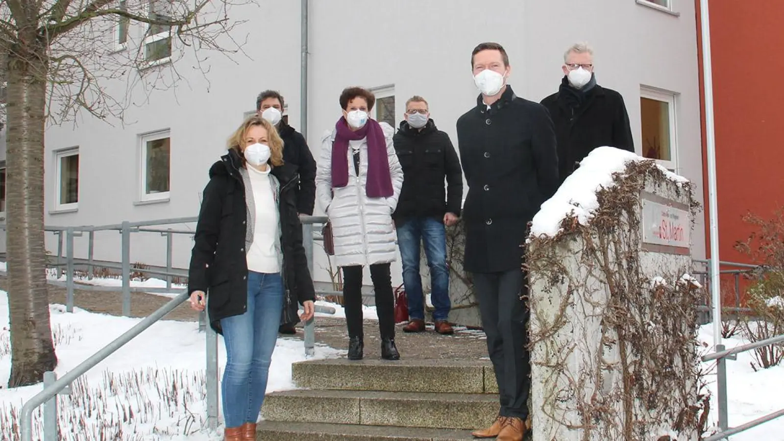 v.l.: Pflegeheimleiterin Tanja Blahuschek, Dr. Stefan Wirth (koordinierender Arzt der Impfzentren), CSU-Landtagsabgeordnete Gudrun Brendel-Fischer, Markus Ruckdeschel (Geschäftsführer des BRK-Kreisverbandes Bayreuth), Landrat Florian Wiedemann und Oberbürgermeister Thomas Ebersberger stehen vor dem Caritas-Alten- und Pflegeheim St. Martin. (Foto: red)