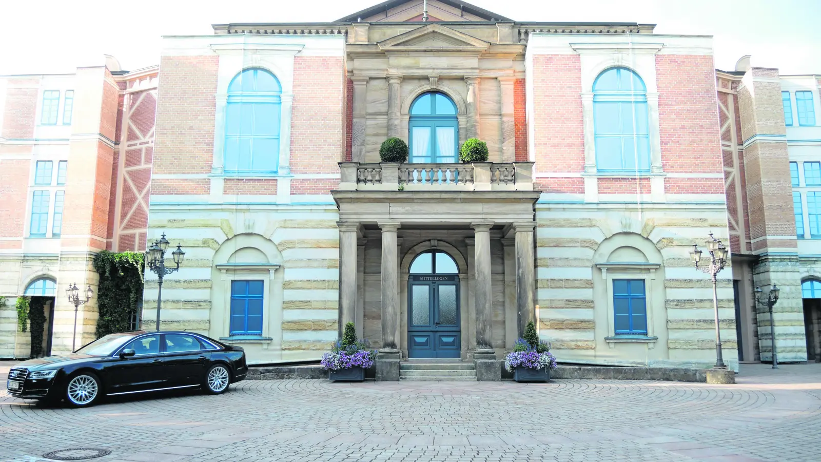 Festspielsommer 2015: Die Baugerüste waren während des Festspielbetriebes mit Folien verhängt, die der Fassade nachempfunden waren.  (Foto: Munzert)