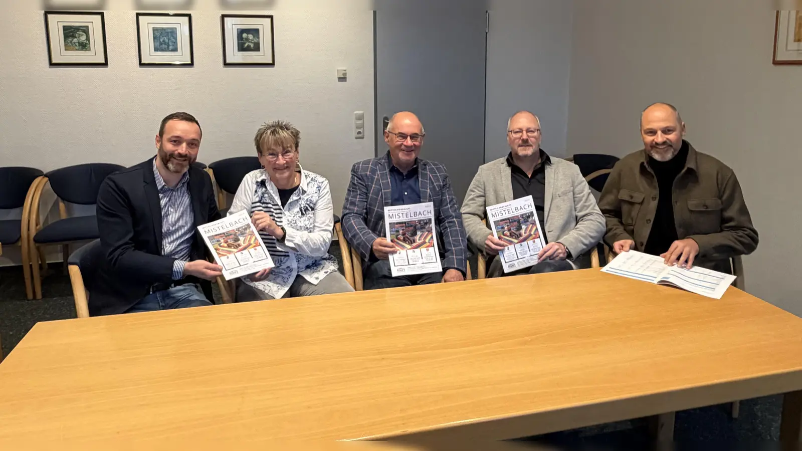 Freuen sich auf die neue Ausgabe: v.l. Geschäftsführer Media Hub Bayreuth GmbH Alexander Süß, VG Mistelbach Sabine Bayerlein, Bürgermeister von Gesees Harald Feulner, Geschäftsstellenleiter VG Mistelbach Lutz Lippert und Geschäftsführer Media Hub Bayreuth GmbH Martin Munzert. (Foto: dp)