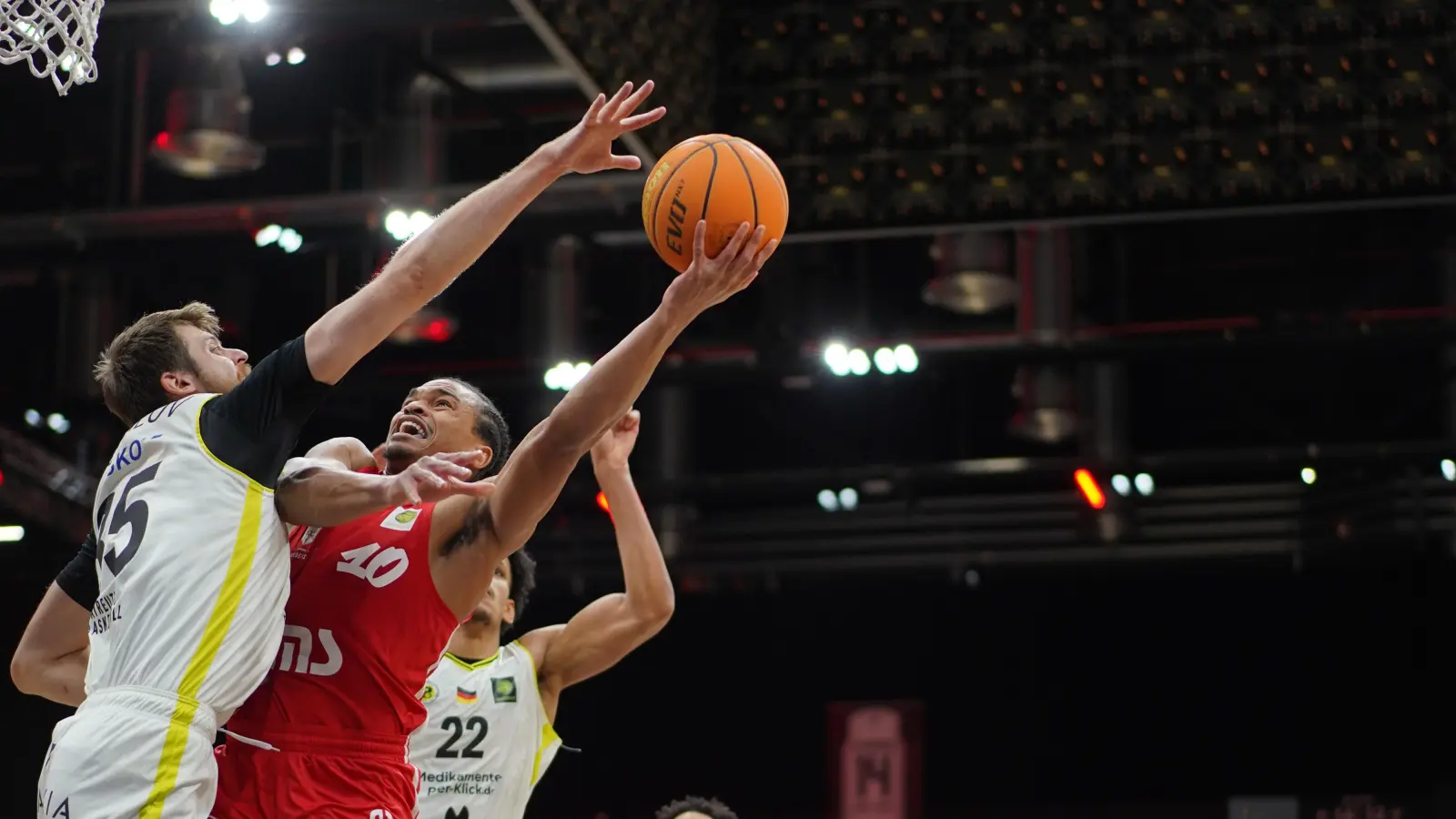 Artem Kovalov (links, hier in einer Abwehraktion gegen den Nürnberger Evan Taylor) war Topscorer des BBC im Frankenderby. (Foto: Nürnberg Falcons/Nathalie Zweifel)