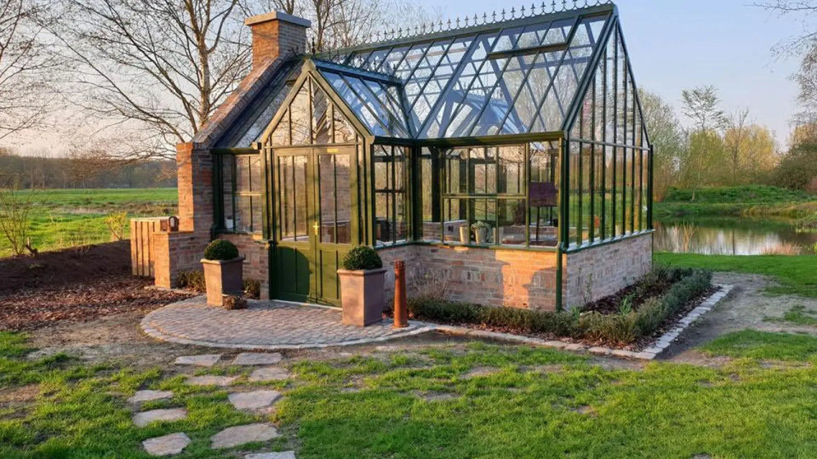 Viktorianischer Stil: Genau wie die Vorbilder aus dem 19. Jahrhundert sind die Gewächshäuser solide gebaut. (Foto: djd/Andrew Burford Hartley Botanic)