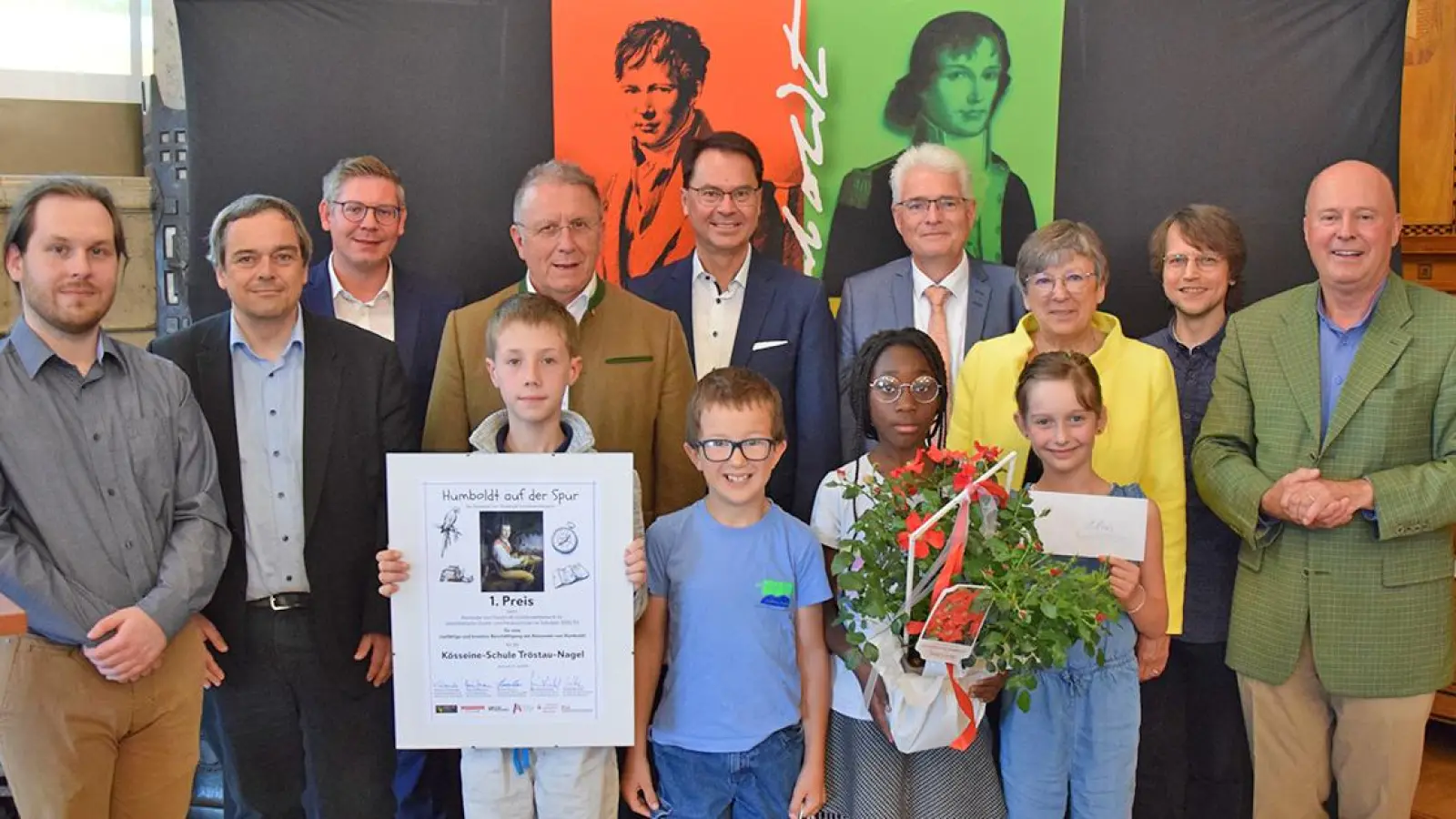 Schüler der siegreichen Kösseine-Schule Tröstau-Nagel mit Initiator Hartmut Koschyk (re.) sowie Jurymitgliedern und Sponsoren. (Foto: Lenkeit)