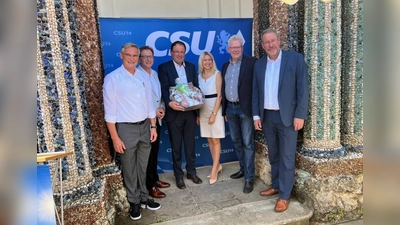 V.l.: Dr. Michael Hohl, Landtagsabgeordneter Franc Dierl, Martin Schöffel, CSU-Kreisvorsitzende und Parlamentarische Staatssekretärin bei der Bundesministerin für Forschung, Technologie und Raumfahrt Silke Launert, OB Thomas Ebersberger, Dr. Stefan Specht. (Foto: gmu)