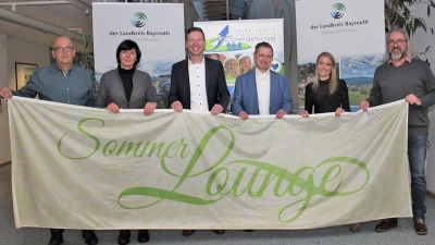 Das Organisationsteam für die Sommerlounge 2024 im Herbst 2023: Detlev Schmidt (Leiter des Regionalen Entwicklungsagentur im Landkreis Bayreuth), Sabine Reichel-Fröhlich (Beisitzerin im Förderverein Fichtelgebirge), Landrat Florian Wiedemann, Bürgermeister Holger Bär, Jana-Lisa Mönch (Wirtschaftsförderin des Landkreises Bayreuth) und Frank Bauer (Vorsitzender, Förderverein Fichtelgebirge) (Foto: jle)